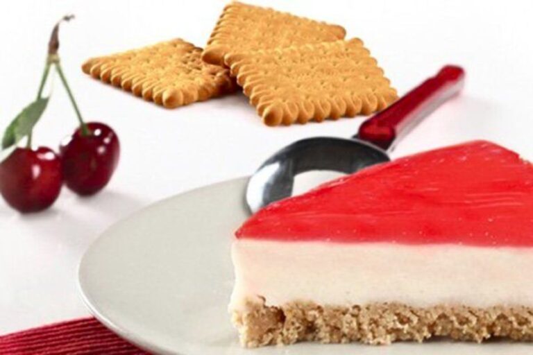 Καλοκαιρινή τούρτα με ζελέ κεράσι και μπισκότα πτι μπερ