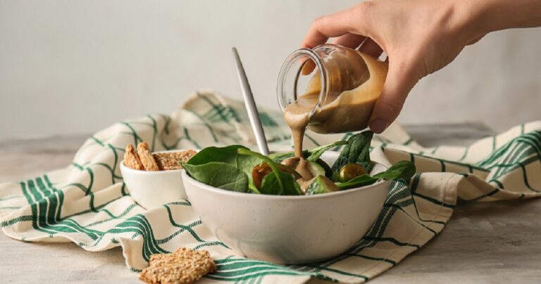 Δύο νηστίσιμες & vegan σάλτσες ταχινιού για σαλάτες και ντολμάδες