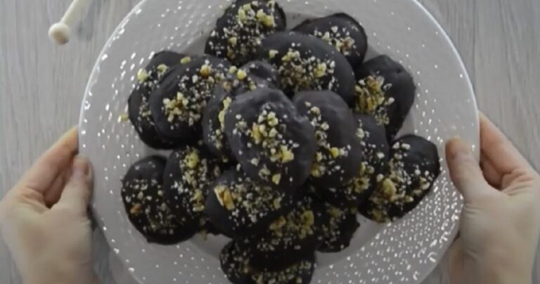 Μελομακάρονα με σοκολάτα – Δείτε πώς φτιάχνονται (βίντεο)