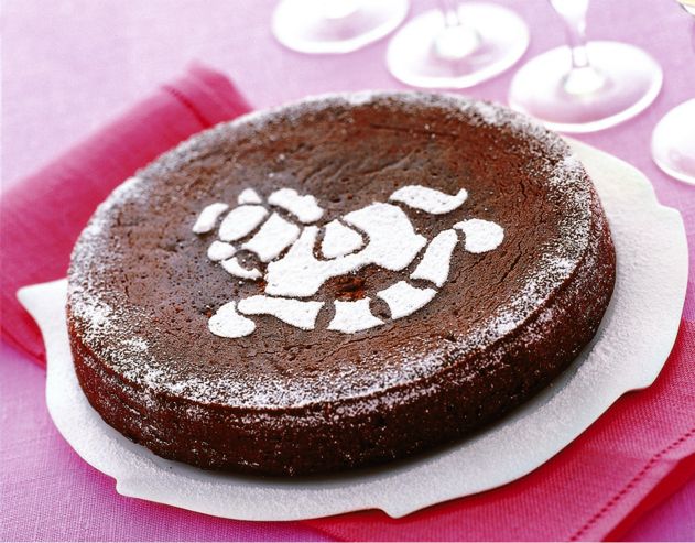 «Υγρό» κέικ σοκολάτας με ξηρούς καρπούς