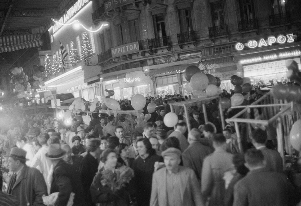 Ιστορικές φωτογραφίες: Γιορτινή Αθήνα του 1950-1960