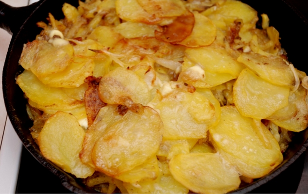 Πατάτες με κρεμμύδια τηγανητά