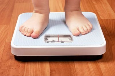 Τα «στραβά μάτια» κάνουν οι γονείς στα παχύσαρκα παιδιά τους.