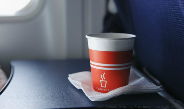 Οι 3 λόγοι που κάνουν τον καφέ στα αεροπλάνα τόσο άνοστο