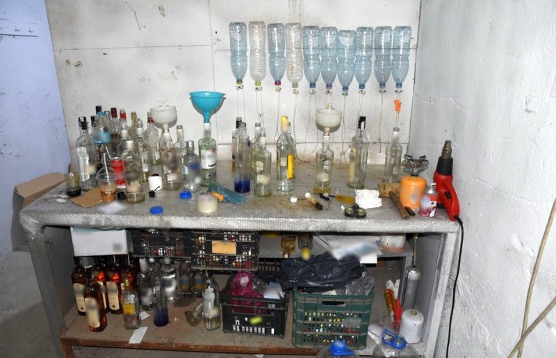 Εξαρθρώθηκε σπείρα με παράνομο εργαστήριο αλκοολούχων ποτών (Εικόνες + βίντεο)