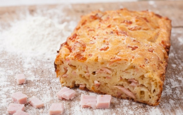 Αλμυρό κέικ-ψωμί με ζαμπόν και τυρί