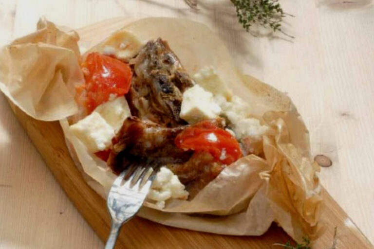 Αρνάκι με φέτα και ντομάτα στη λαδόκολλα Αρνάκι με φέτα και ντομάτα στη λαδόκολλα
