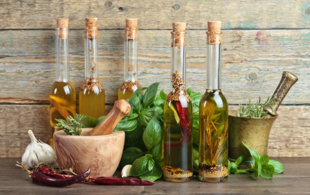 Σπιτικά αρωματικά ελαιόλαδα: 5 συνταγές για έξτρα γεύση σε ό,τι φτιάχνετε