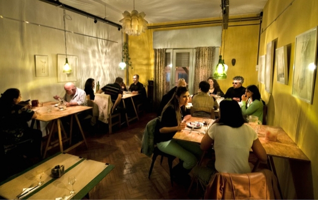 Ο Αθηναίος που μετέτρεψε το σαλόνι του στο Μπουένος Άιρες σε εστιατόριο με ελληνική κουζίνα