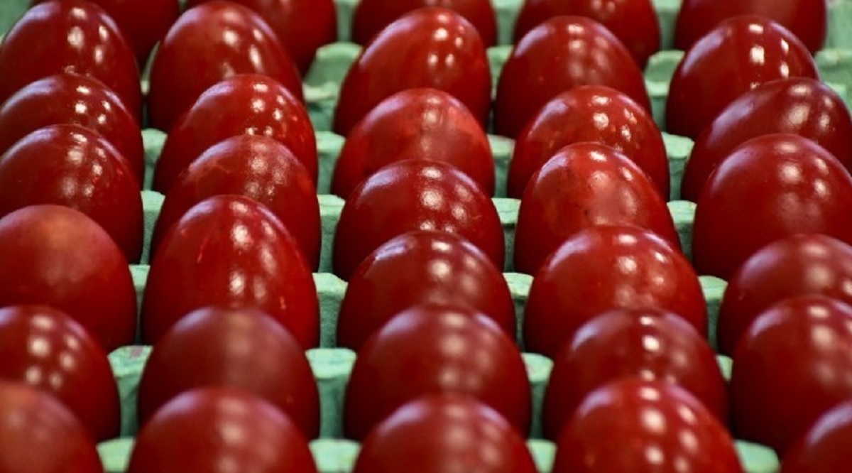 Τριακόσια εκατομμύρια κόκκινα αβγά τσουγκρίζαμε το Πάσχα – Φέτος, θα δείξει…