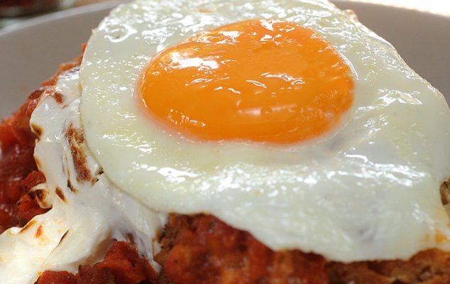 Αβγά ματιά φούρνου με σύγκλινο, σάλτσα ντομάτας και γιαούρτι