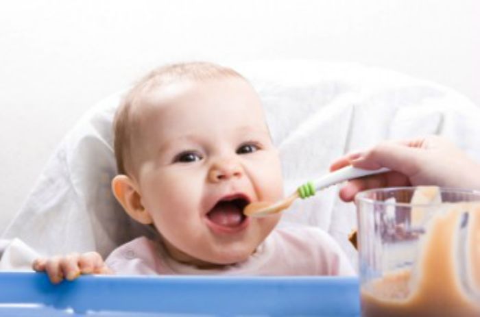 Παιδιά: πώς τα ταΐζουμε ανάλογα με την ηλικία τους