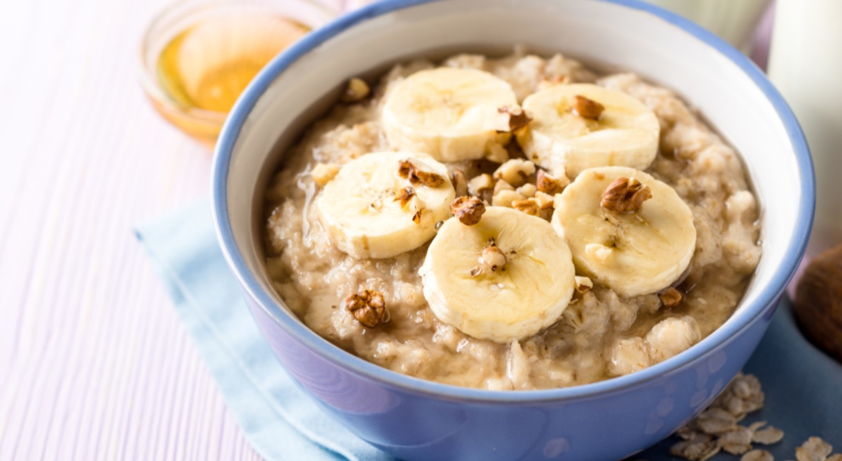 Υγιεινό πρωινό σε 10′ με βρώμη, ταχίνι και μπανάνα