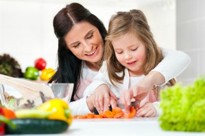 Τα παιδιά που μαγειρεύουν τρώνε πιο υγιεινά