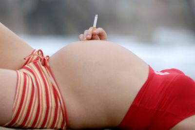Το κάπνισμα κατά την εγκυμοσύνη «γεννάει» παχύσαρκα παιδιά