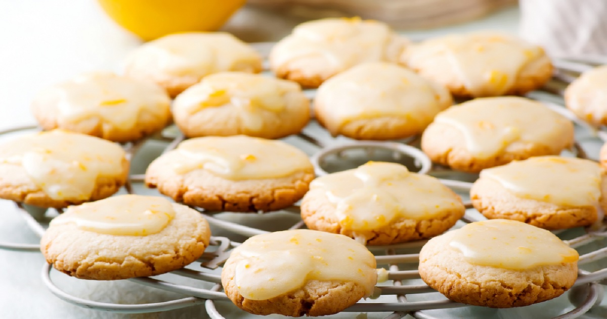 Κυριακάτικη απόλαυση – Μπισκότα βουτύρου με γλάσο λεμονιού