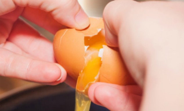 Σας έπεσαν τσόφλια ενώ σπάγατε αβγά; Αυτός είναι ο πιο εύκολος τρόπος για να τα αφαιρέσετε
