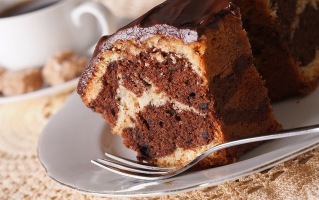 Κέικ σοκολάτας-βανίλιας με γλάσο και κομματάκια κουβερτούρας