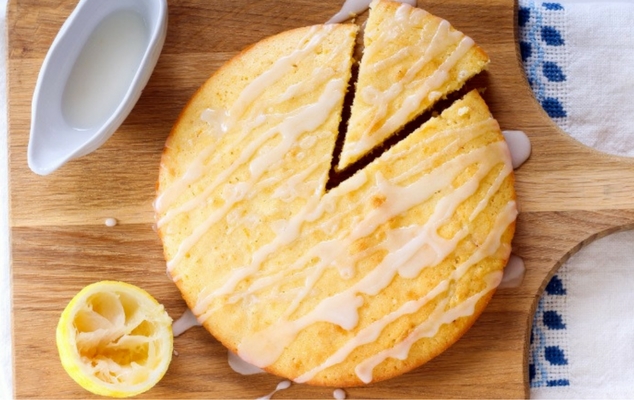 Σιροπιαστό κέικ λεμονιού με γλάσο