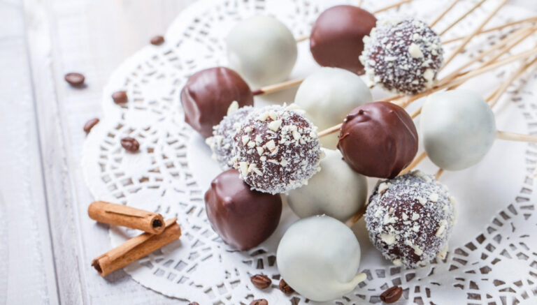 Σοκολατένια «γλειφιτζούρια» με παντεσπάνι (cake pops)