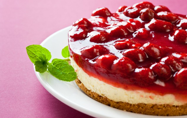 Cheesecake με ζαχαρούχο γάλα και φράουλες Cheesecake με ζαχαρούχο γάλα και φράουλες