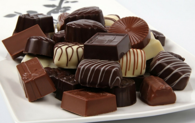 Γιατί «πέφτουμε με τα μούτρα» στη σοκολάτα όταν αγχωνόμαστε; Επιστήμονες εντόπισαν τους «φταίχτες»