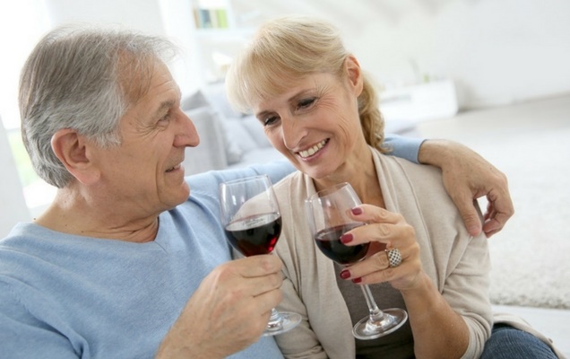 Προστατευμένοι από την άνοια μέχρι τα 85 όσοι πίνουν αλκοόλ