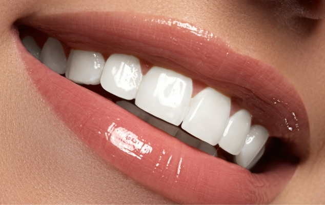 Αυτό είναι το «μαγικό» διάλυμα για πιο αστραφτερά δόντια με το βούρτσισμα