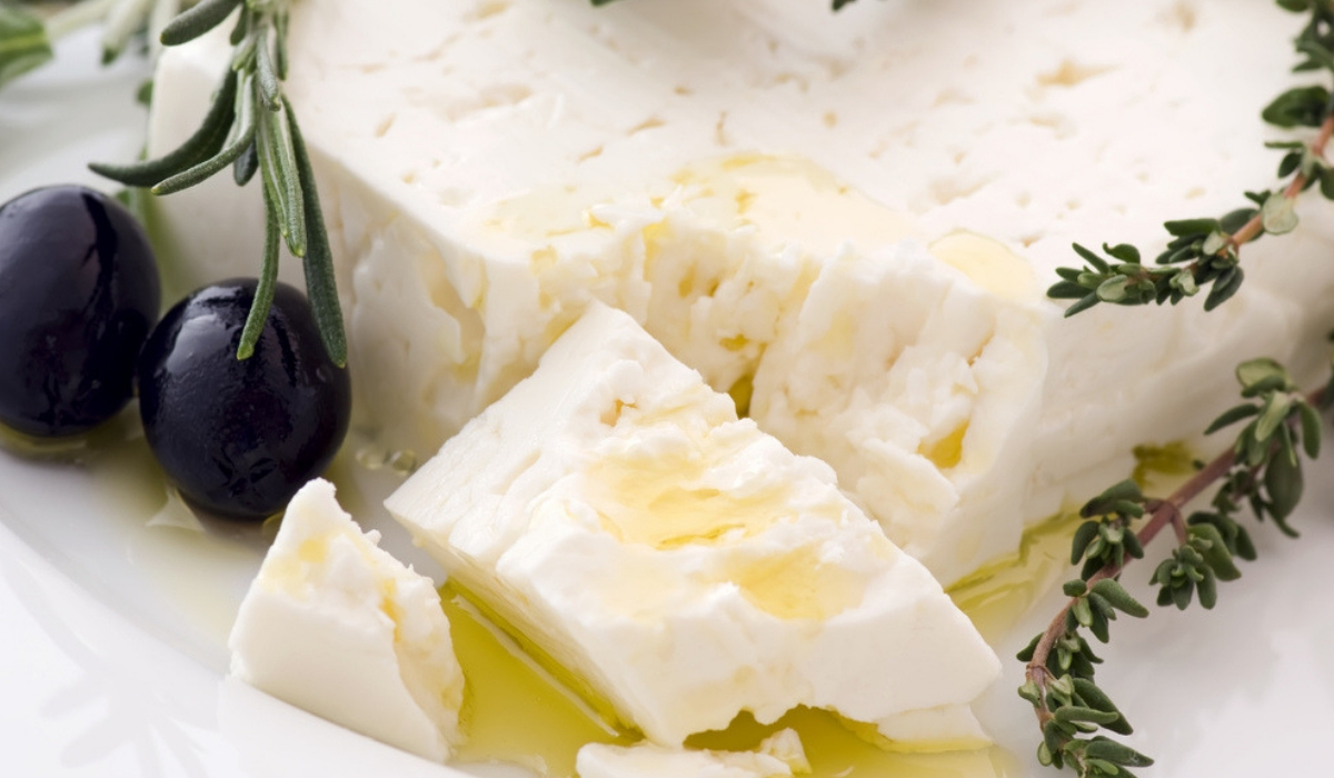 «Πάρτι ελληνοποιήσεων» με τη φέτα – Γιατί χάνει αγορές το κορυφαίο ελληνικό τυρί