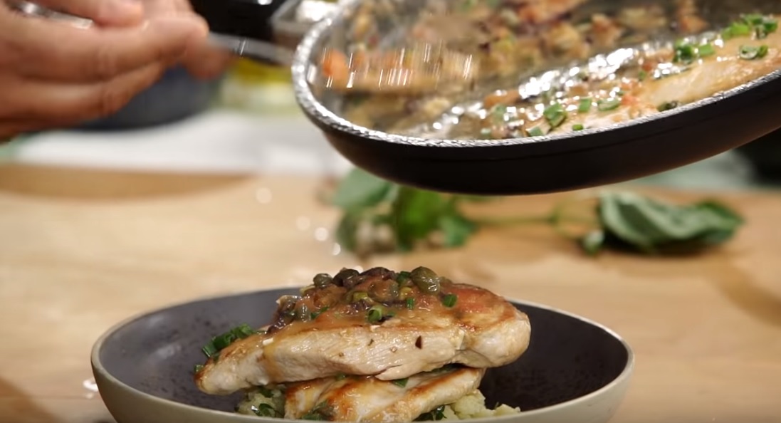 Τέλεια ιδέα για στήθος κοτόπουλου σοτέ με σάλτσα από κάππαρη, ντομάτα και ελιές Καλαμών (Βίντεο)