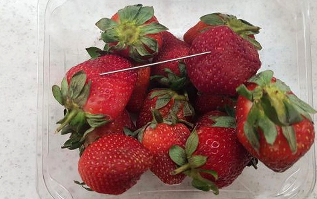 Προς λύση το μυστήριο με τις βελόνες στις φράουλες – Συνελήφθη 50χρονη