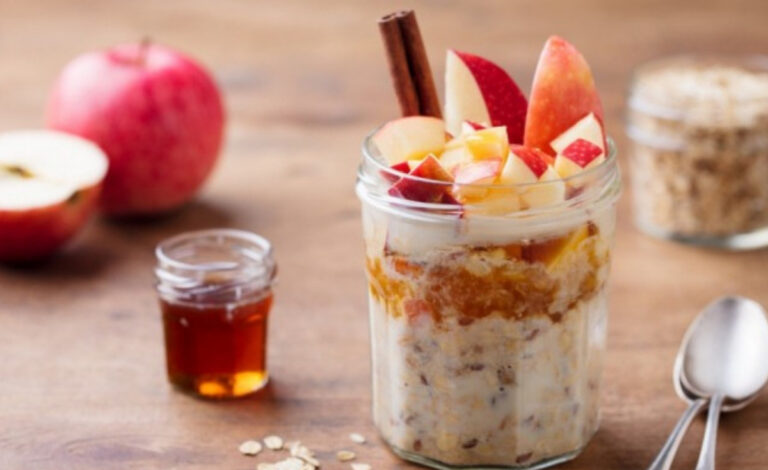 Υγιεινό σνακ – Γιαούρτι με μέλι, βρώμη και μήλο