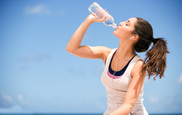 10 τρόποι για να πιείτε περισσότερο νερό