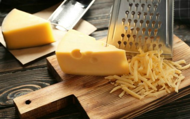 Το κόλπο για να καθαρίζετε πανεύκολα τον τρίφτη τυριού
