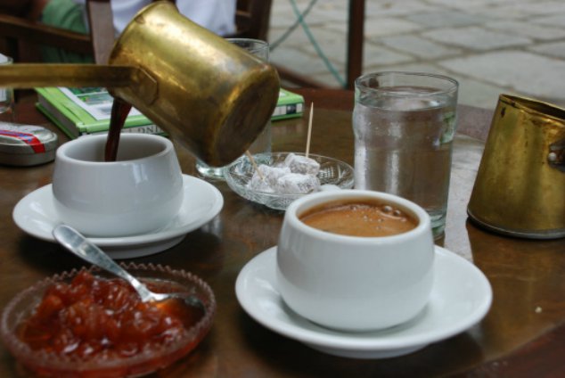 5 παραδοσιακά αθηναϊκά καφενεία για βαρύ γλυκό