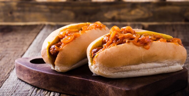 Hot dogs με κρεμμύδια Hot dogs με κρεμμύδια
