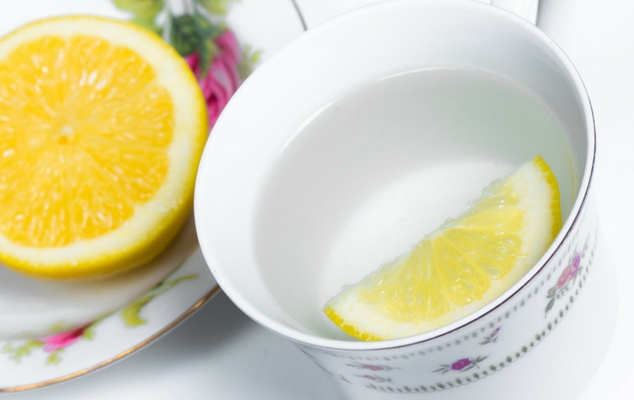 20 κορυφαίοι λόγοι για να πίνετε νερό με λεμόνι το πρωί