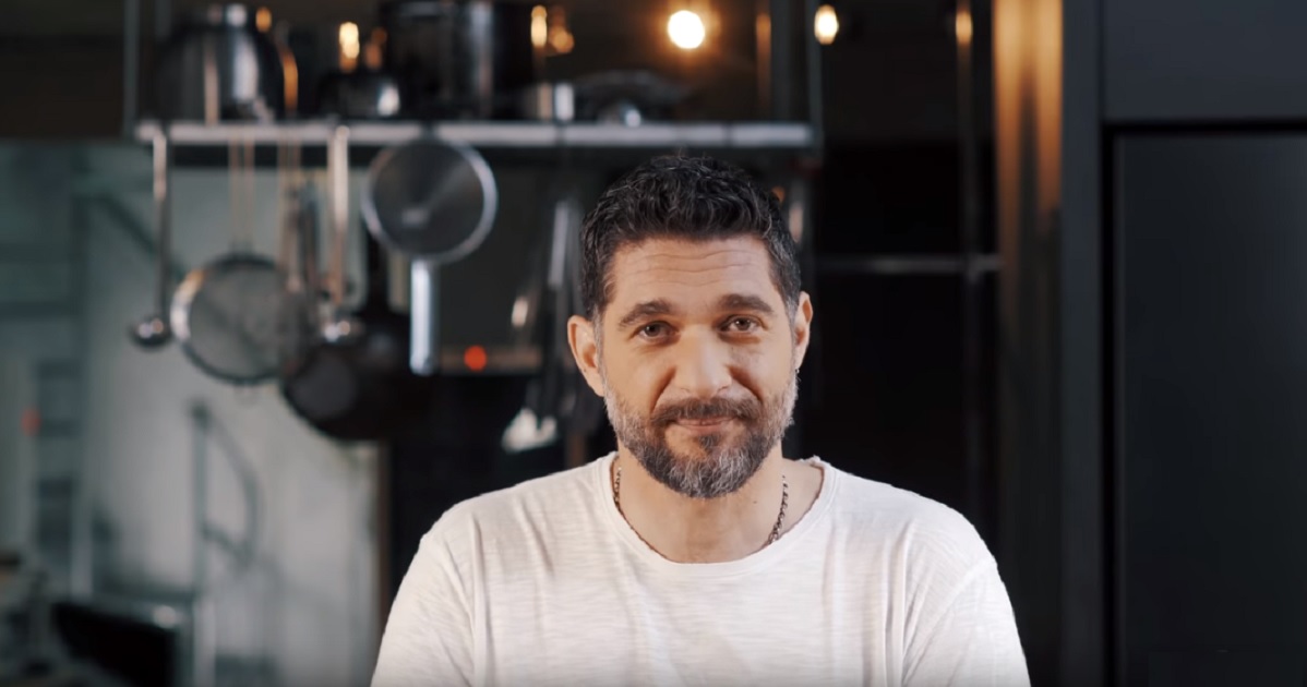 Πάνος Ιωαννίδης: Πώς καθαρίζονται τα καλαμαράκια (Βίντεο)