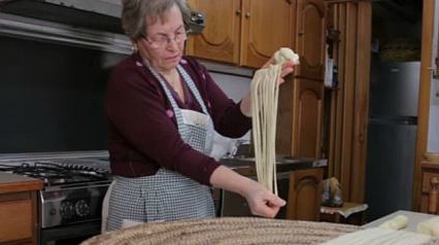 Αυτά είναι τα σπάνια ζυμαρικά που φτιάχνουν μόνο τρεις γυναίκες σε όλο τον κόσμο