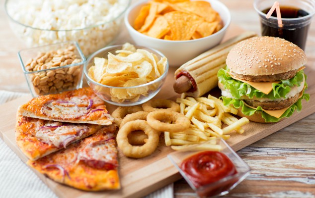 Το junk food «τρέφει» την κατάθλιψη