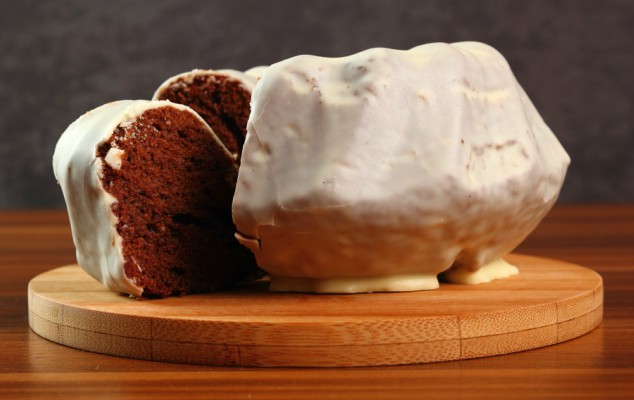 Σοκολατένιο κέικ με γλάσο λευκής σοκολάτας