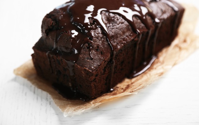 Γεμιστό νηστίσιμο κέικ με ταχίνι και επικάλυψη σοκολάτας