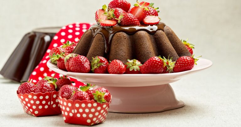 Σπιτικό κέικ με φράουλες και σοκολάτα
