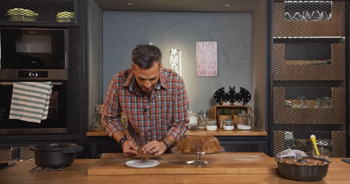 Κέικ-πειρασμός με μήλα και καραμέλα βουτύρου του Γιώργου Τσούλη (Βίντεο)