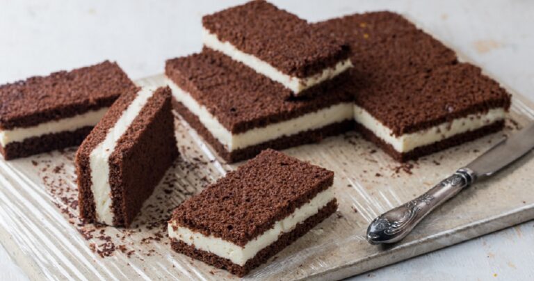 Κέικ με κακάο και μους κρέμας – λευκής σοκολάτας