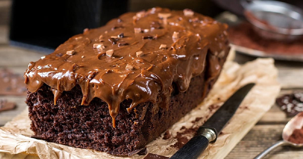 Υγρό, σοκολατένιο κέικ με γλάσο σοκολάτας γάλακτος ή σάλτσα καραμέλας