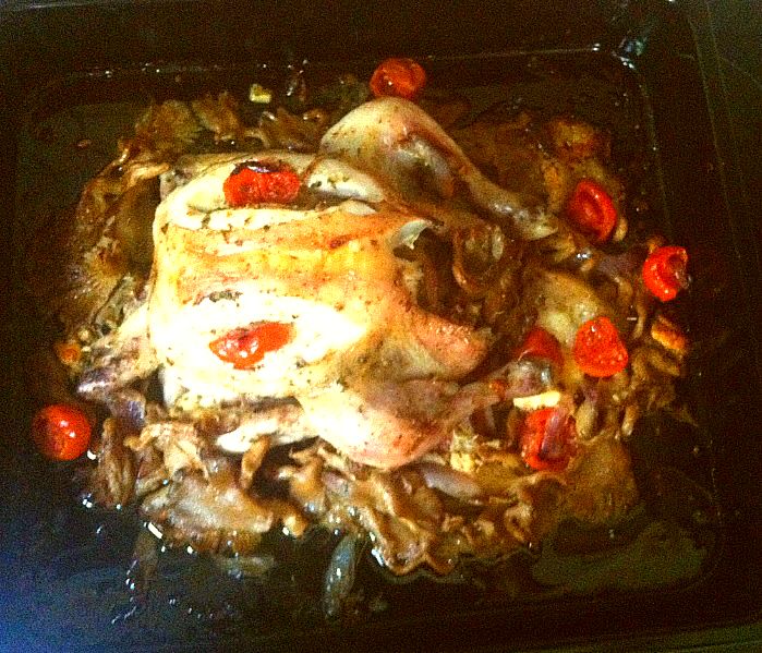 Κοτόπουλο στο φούρνο με μανιτάρια, ντοματίνια και φέτα