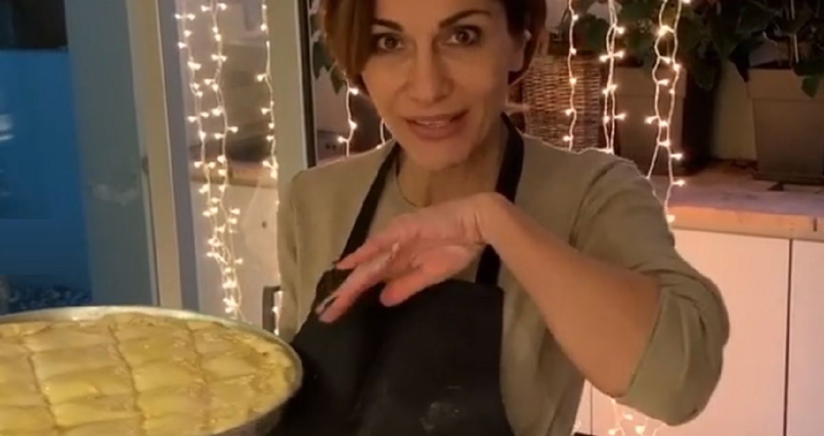 Η Βανδή ψήνει κοτόπιτα και τρελαίνει τους φαν της (Βίντεο)