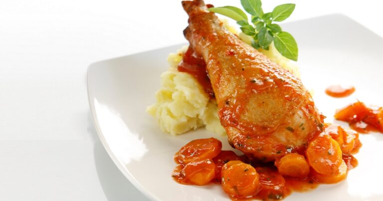 Κοτόπουλο κοκκινιστό με καρότα και πουρέ