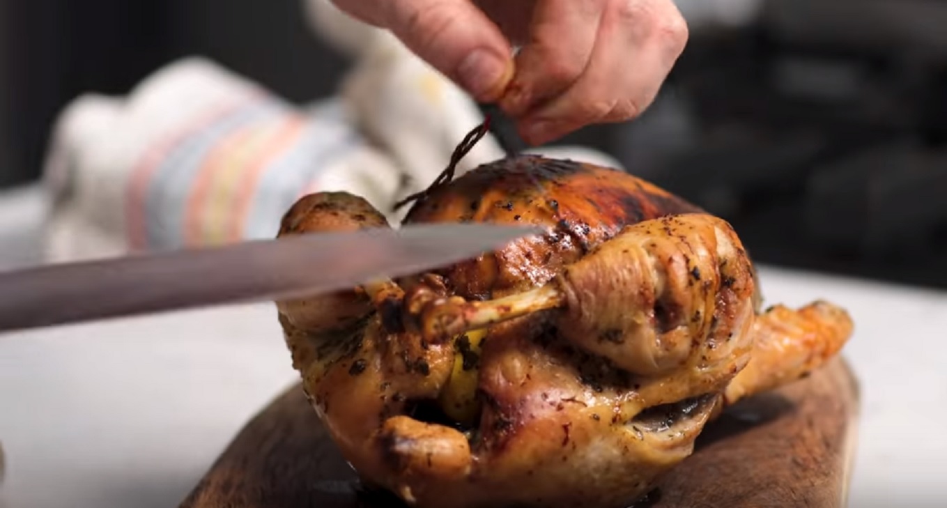 Ζουμερό ψητό κοτόπουλο με τραγανή πέτσα: Το μυστικό του Τζέιμι Όλιβερ (Βίντεο)